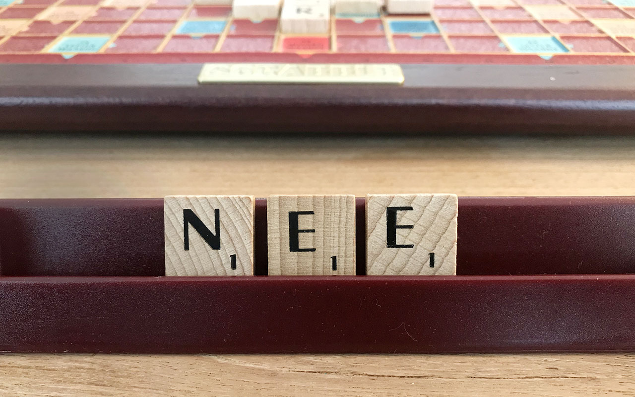 Scrabblebord met het woord nee
